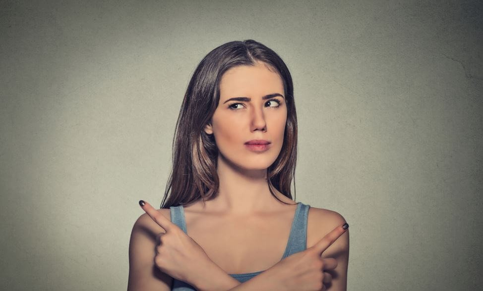 Forvirret kvinde ved ikke, hvad hun skal vælge