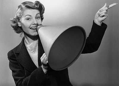 Kvinde med stærk personlighed står med megafon