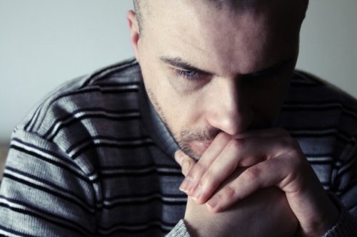 Mand er frustreret over irritabel mande syndrom