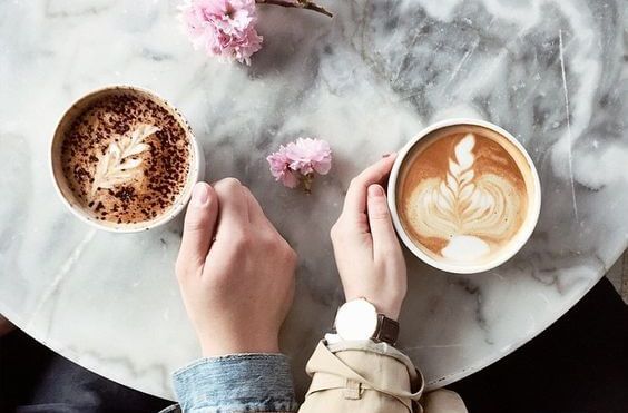 Par er på kaffe-date sammen