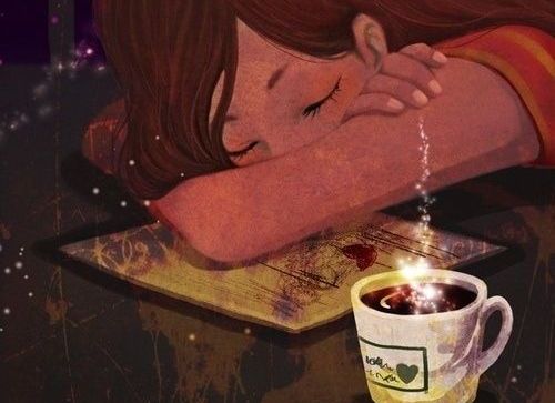 Kvinde sover på bord med en kop kaffe ved siden af