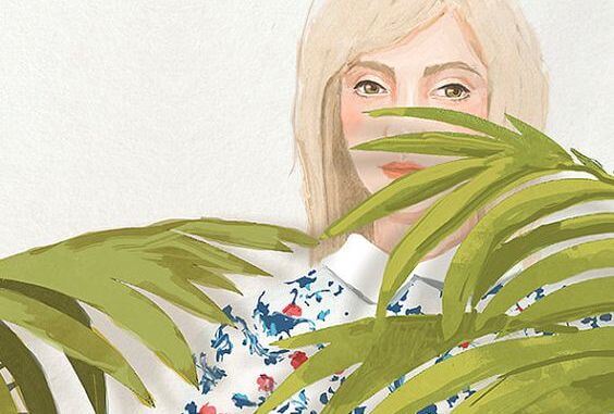 Kvinde gemmer sig bag ved plante i frygt for kritik