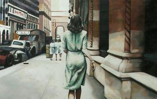 Kvinde i grøn kjole går på gade