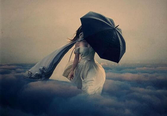 Kvinde går på skyer med sort paraply