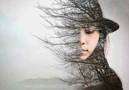 Kvinde med halvt ansigt som grene på et træ