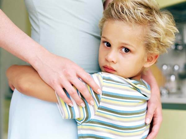 Lille dreng omfavner sin mor