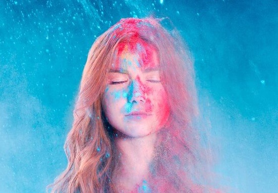 Ung pige dækket af maling suger oplevelser til sig for at forbedre sin elasticitet