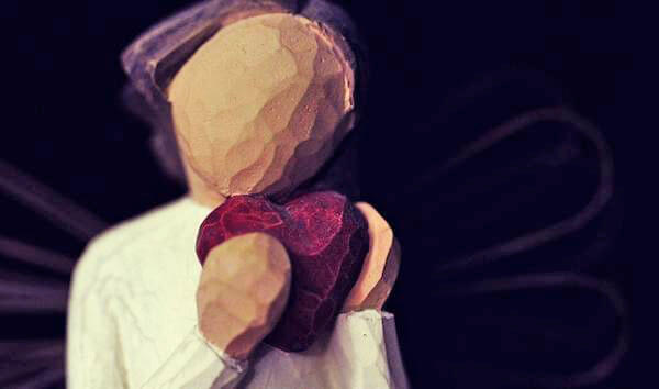 Dukke uden ansigt holder hjerte