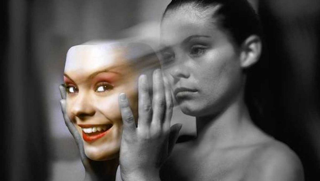 Kvinde med bipolar lidelse tager glad maske af