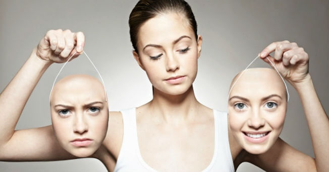 Person med bipolar lidelse holder en glad og en sur maske