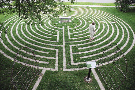 Person er ved at meditere i labyrint
