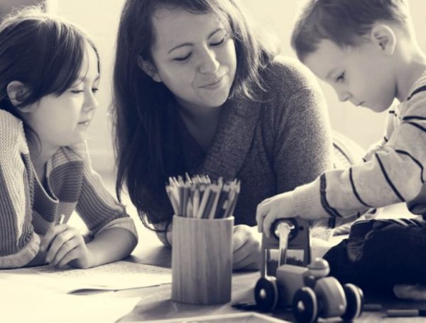 Mor leger med sine børn