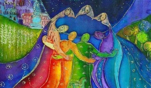 Personer af forskellige farver omfavner hinanden