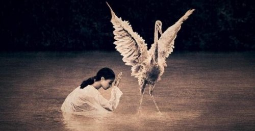 Pige bukker sig for trane