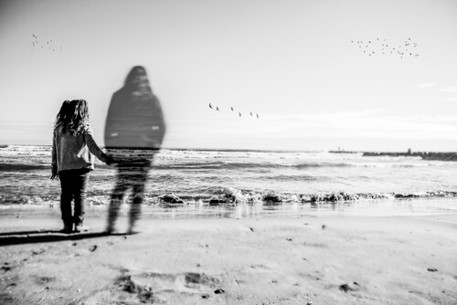 Pige står med fiktiv mor ved havet