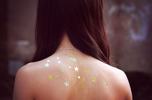Pige med stjerner på ryggen
