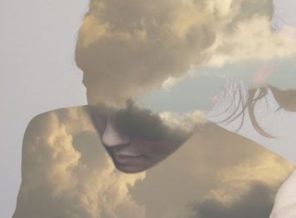 Kvindes ansigt dækket med skyer