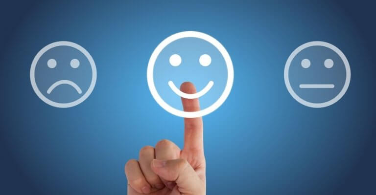 Person med sundt selvværd vælger glad smiley