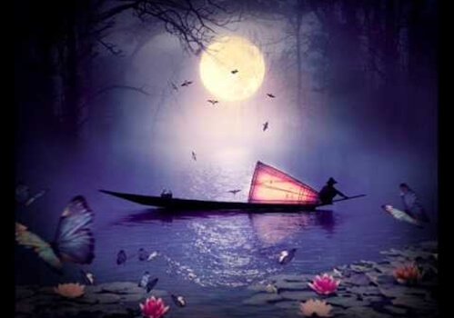 Båd sejler på sø under månens lys