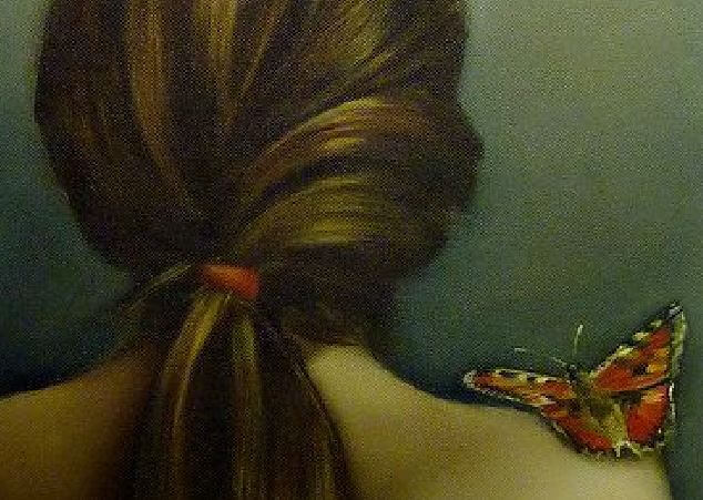 Kvinde med sommerfugl på skulder