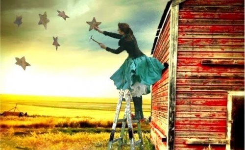 Kvinde maler stjerner på himmel