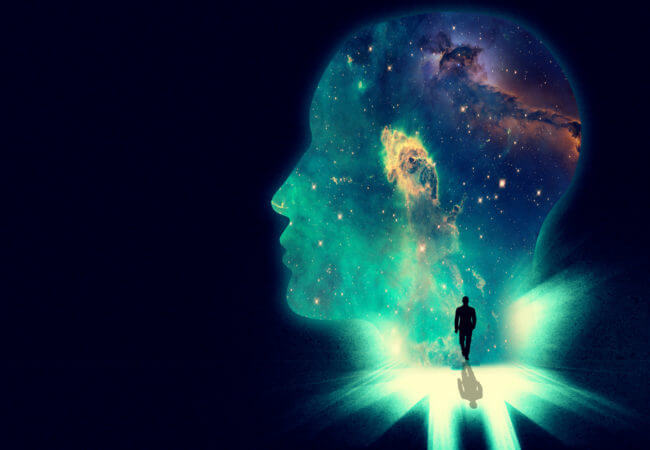 Person går mod univers formet som hoved i søgen efter skæbnen