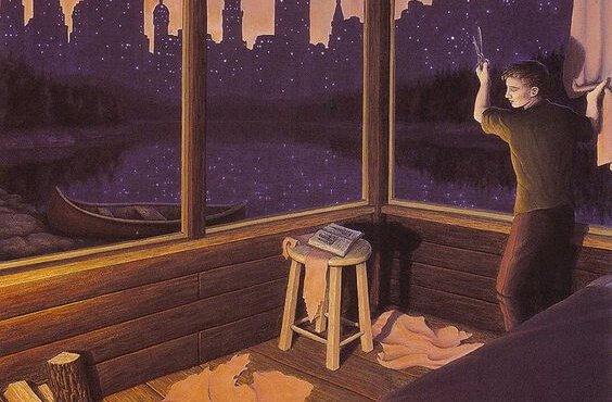 Person klipper gardiner af for at kunne se solen og ikke komme for sent