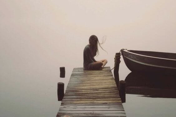 Kvinde alene på bro ved båd