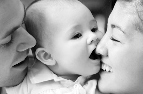 Baby med forældre har sunde tilknytningsmønstre