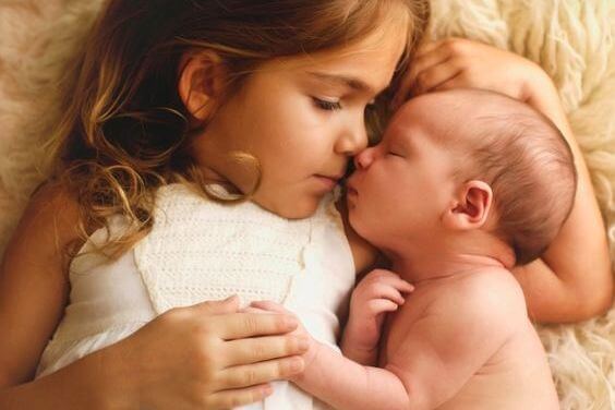 Baby ligger tæt sammen med storesøster