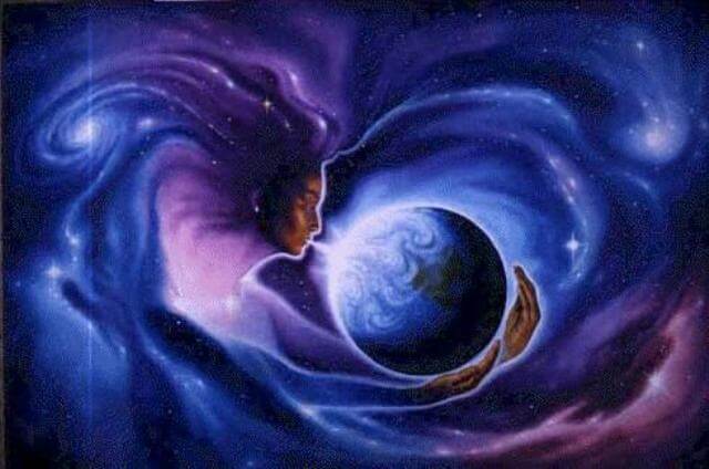 Kvinde med jord laver dybe vejrtrækninger