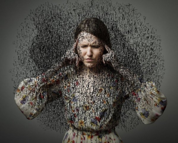 Kvinde med bier flyvende omkring sig kan ikke styre, hvad hun tænker om andre