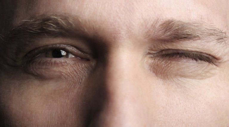 Mand blinker med øjet og udsender en speciel form for kropssprog