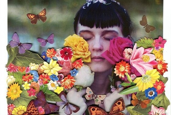 Kvinde bag mange blomster lukker øjnene og drømmer om et bedre liv
