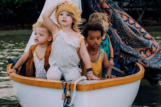 Børn i båd et bevis på, at man kan opdrage børn uden køn