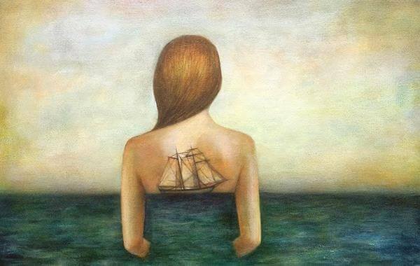 Kvinde i hav med båd på ryg
