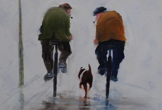 Mænd cykler med gammel hund løbende ved siden af