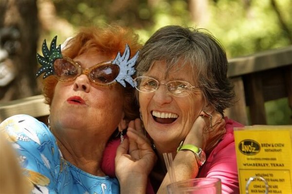 Ældre damer griner sammen, for man er aldrig for gammel til at grine