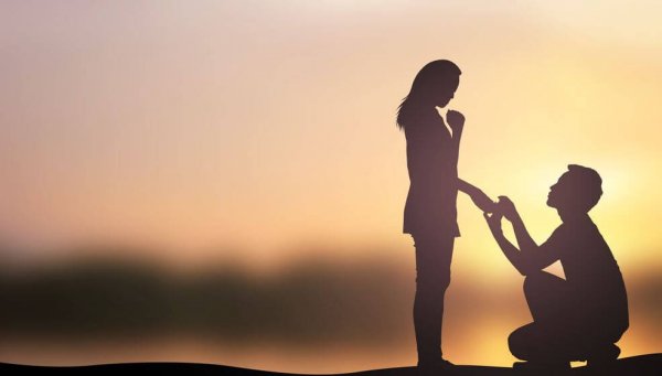 Mand er nede på knæ for at fri