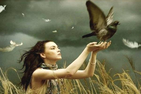 Kvinde, der sætter fugl fri, symboliserer modstandsdygtige mennesker
