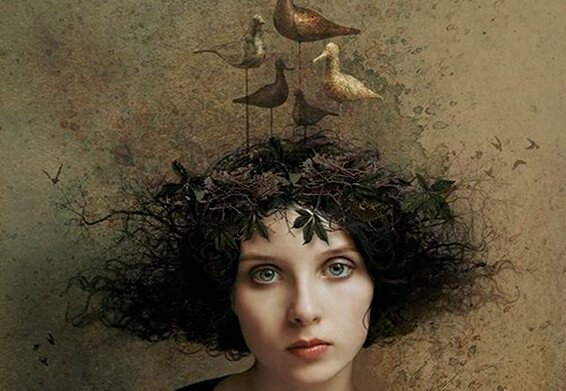 Kvinde med fugle på hovedet