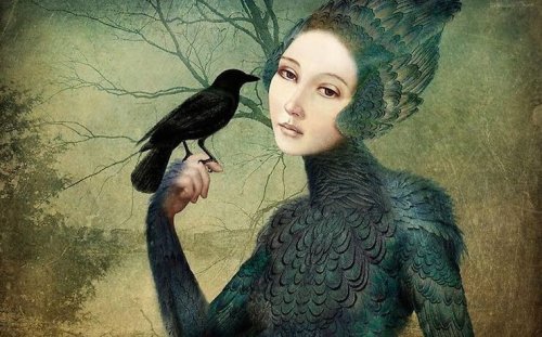 Kvinde med fjer og fugl på hånden