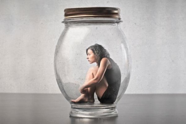 Alenetid kan hjælpe dig til at forstå din frygt, ligesom denne kvinde i glas