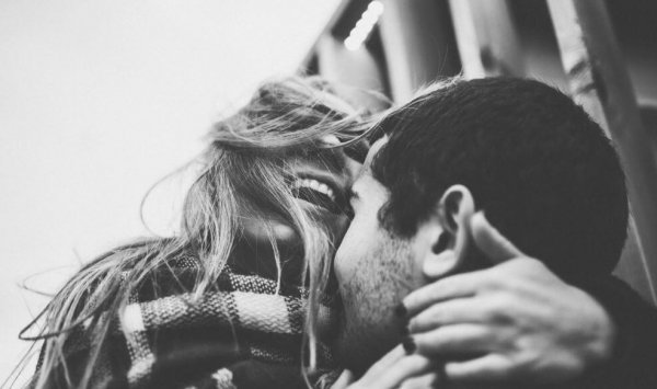 Par kysser og griner