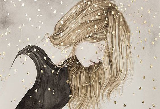 Kvinde med guldglimmer flyvende omkring sig er i sit personlige rum