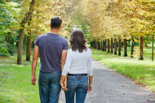 Par i park nyder fordele ved at gå ture