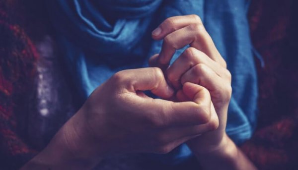 Person med angst kan ikke sidde stille med hænderne