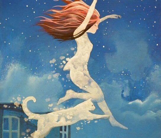 Kvinde klædt i hvidt hopper med hvid kat