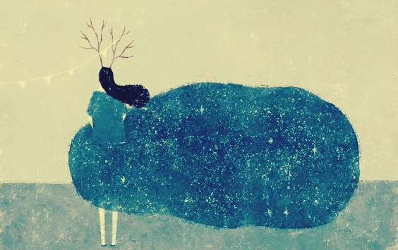 Kvinde gemt bag stor blå sky