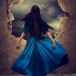 Kvinde med blå kjole kigger ud gennem stort hul i mur